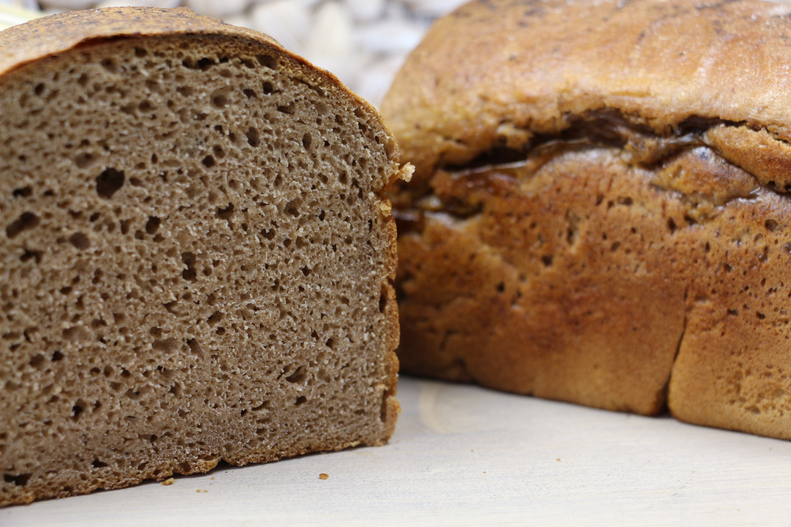 Bio-Gersterbrot - geschnittener Laib