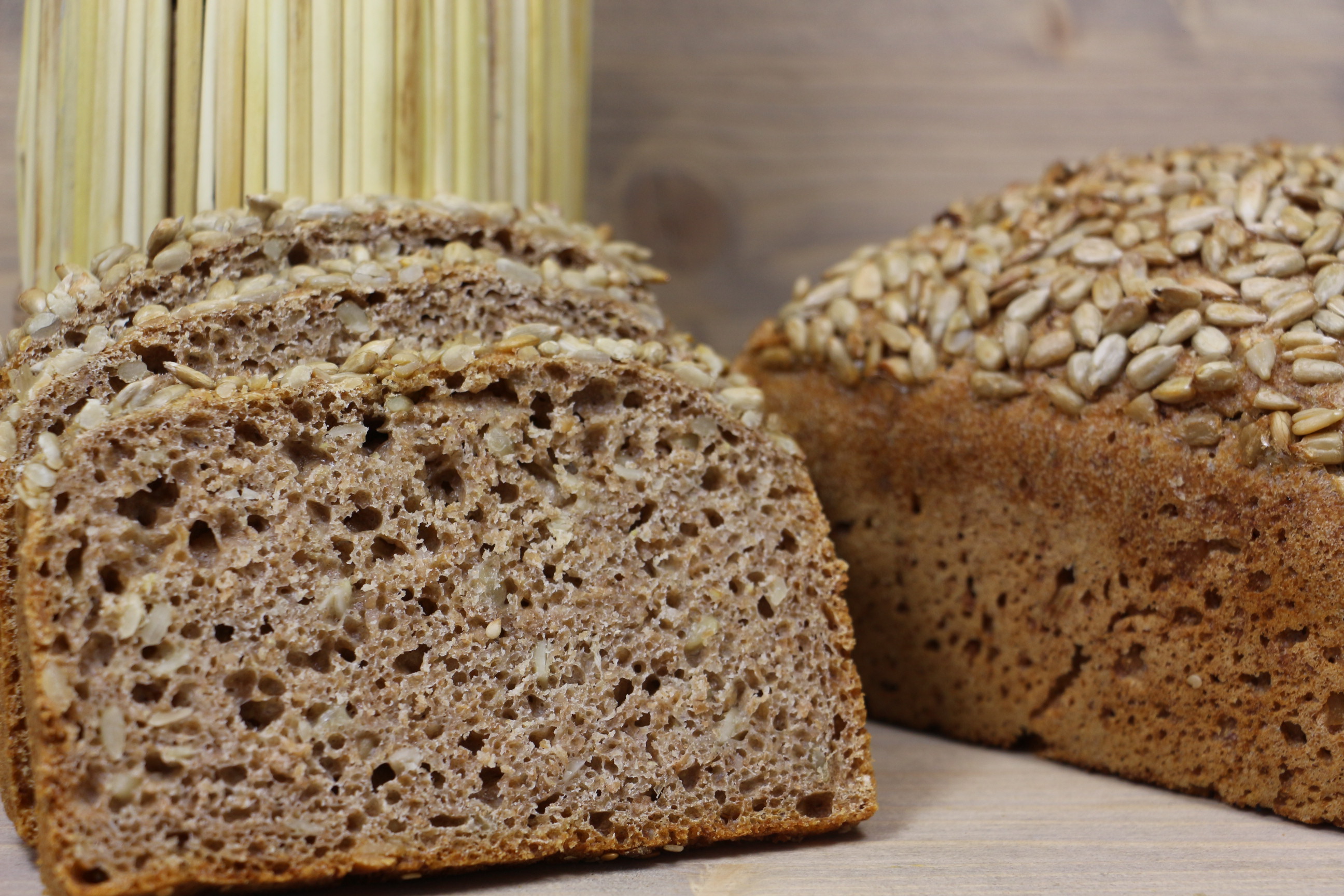 Bio-Dinkelsonnenblumenbrot - geschnittener Laib