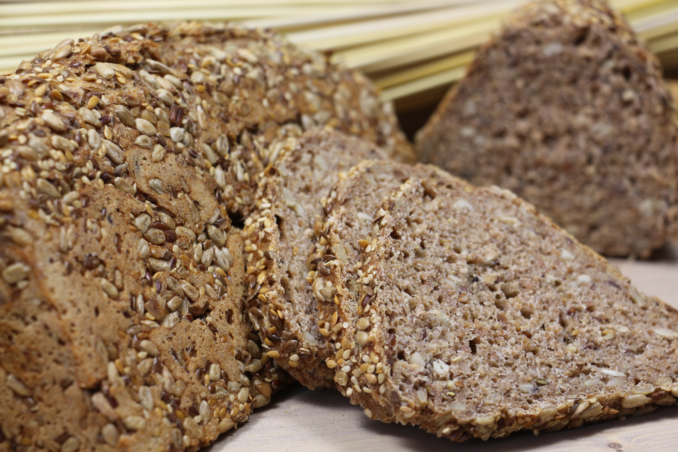 Bio-AOK-Brot - geschnittener Laib